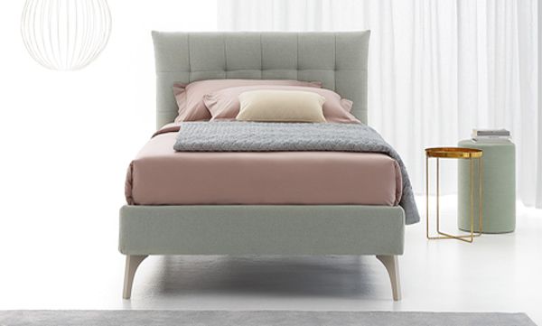 Struttura letto singolo imbottita che offre massimo comfort, perfetta per ottimizzare lo stile e la funzionalità di ogni spazio.
